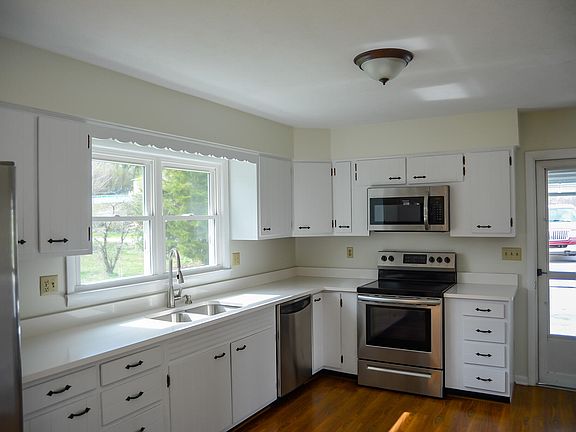 4th image of 161 Ballard St