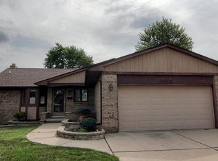 27038 Shelbourne Dr, Warren, MI 48088