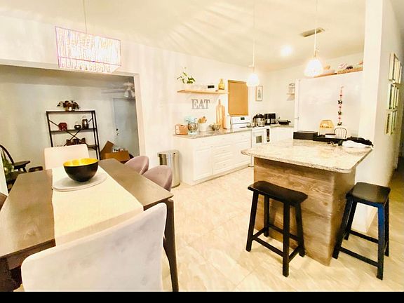 5th image of 285 SE Abeto Ln