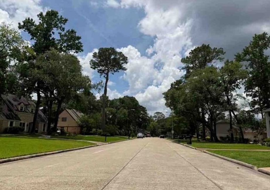 Exterior Neighborhood (street photo)