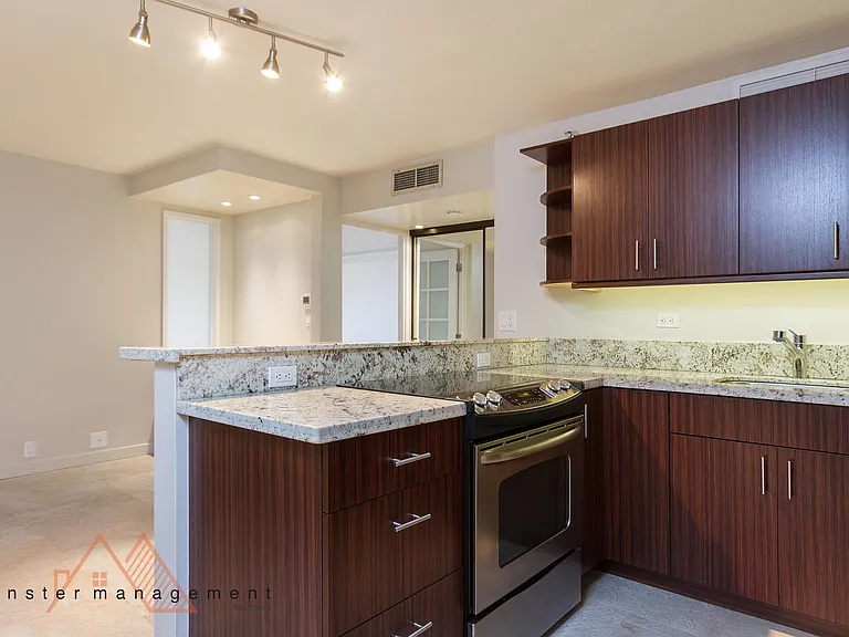 1088 Bishop St #501 — Photo 2