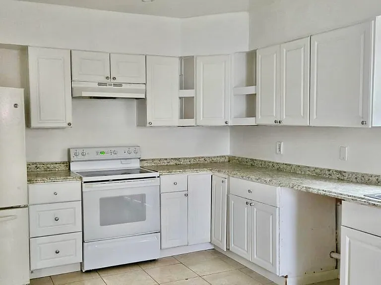 2325 Johnson St — Photo 7