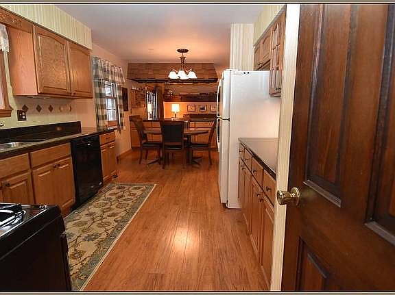 5th image of 221 Briar Ln