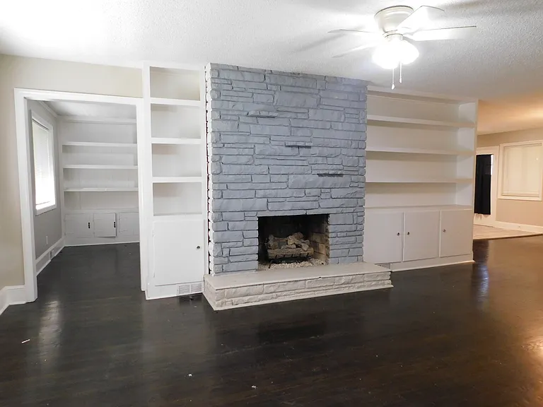 411 Gray Dr — Photo 2