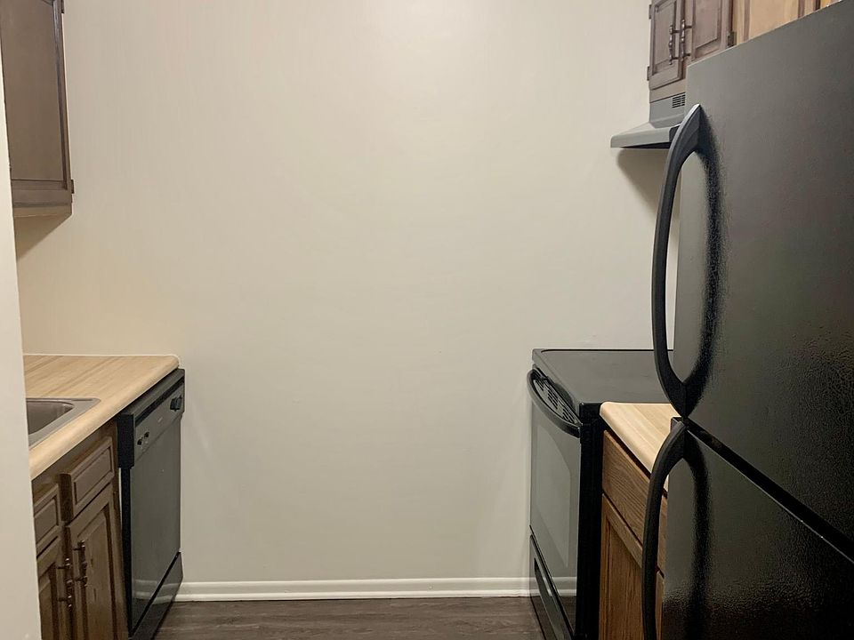 1st image of 145 Glen St APT 1C