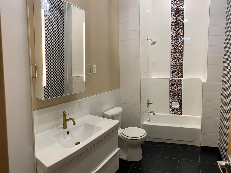 109 E 17th St #302 — Photo 2