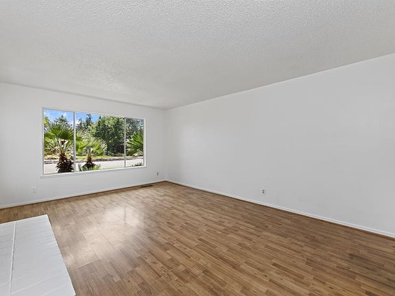 5th image of 520 W Acacia Ave