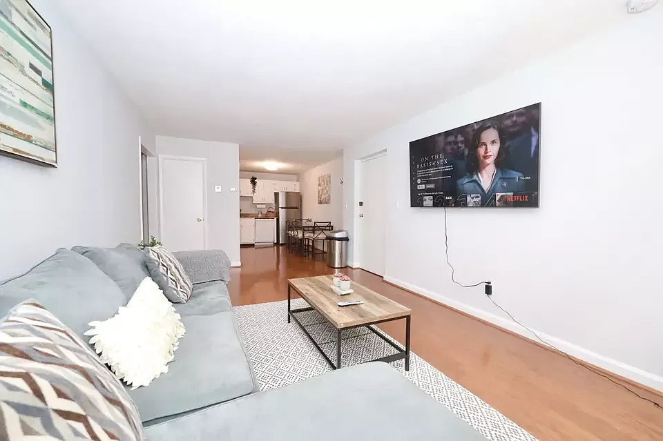 2 bed, 745 sqft, $2,995 — Photo 2
