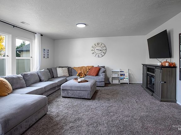 3rd image of 3142 N Sharon Ave