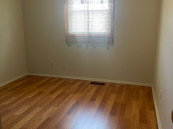 4th image of 2416 Radcliffe Ave