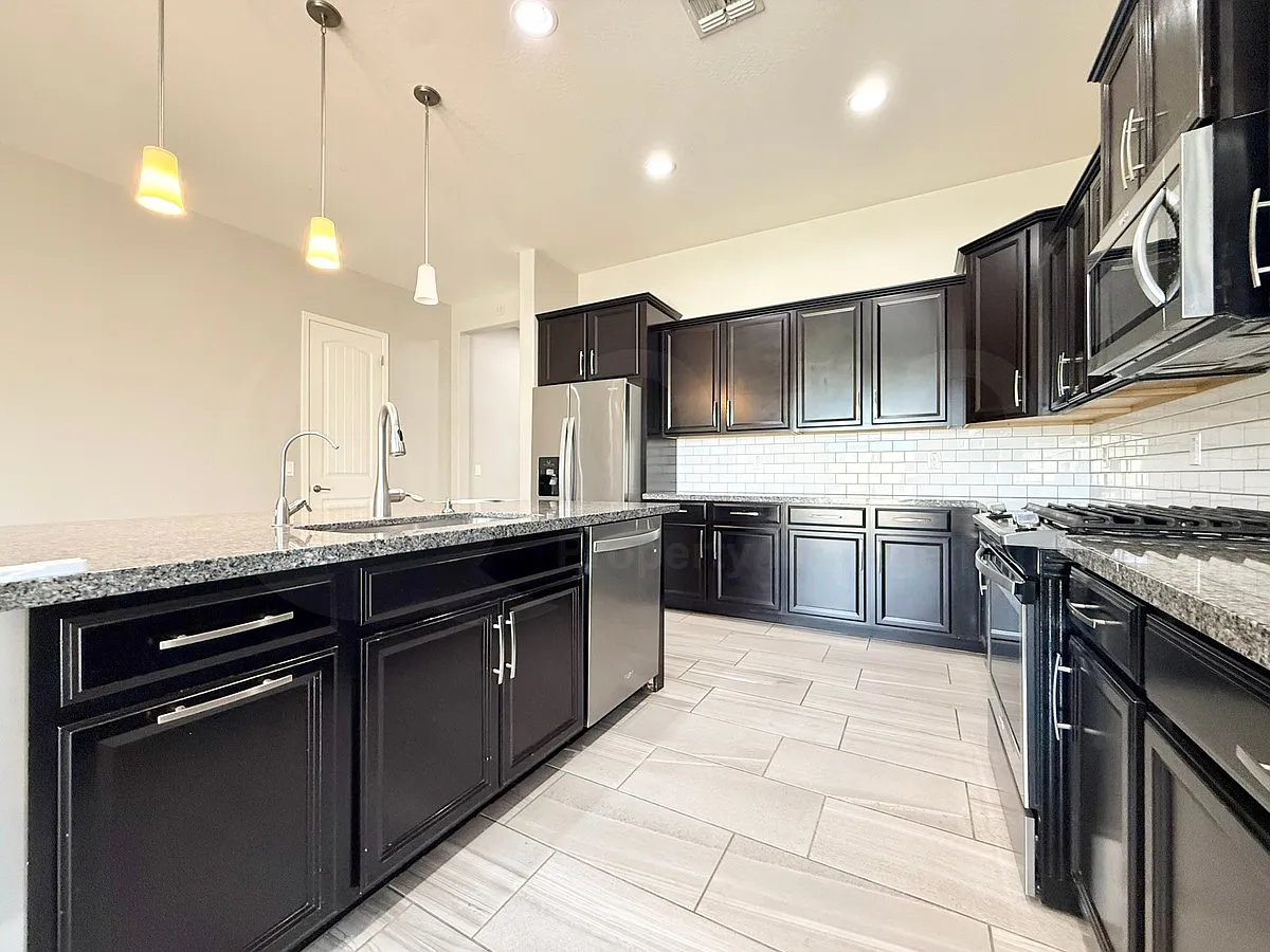 4 bed, 3.5 bath, 2362 sqft, $2,995 — Photo 4