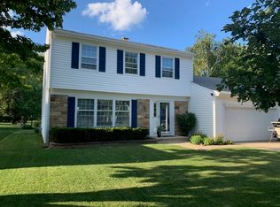 16 Edgewood Rd, Vernon Hills, IL 60061