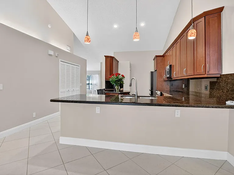 10065 Camelback Ln — Photo 16