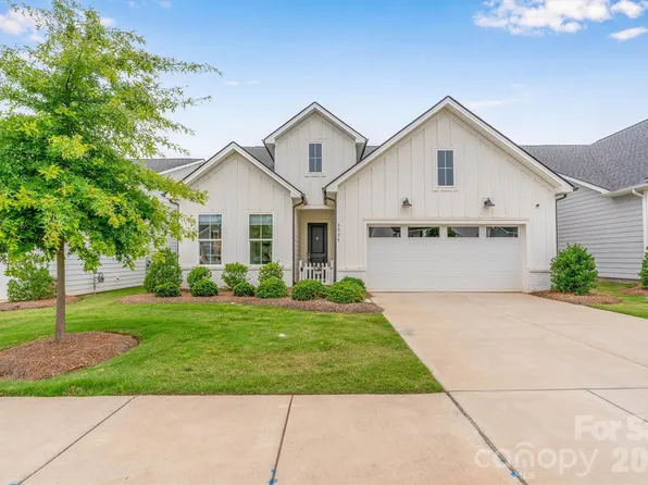 8025 Brookbank Dr, Charlotte, NC 28269