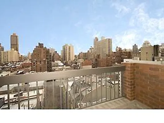 Rented by Siderow Residential Group | media 7