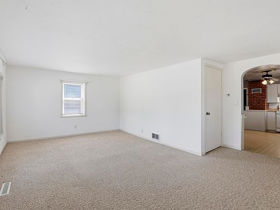 4th image of 521 E Calumet St