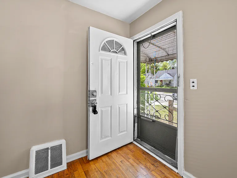 7490 Lamphere — Photo 4
