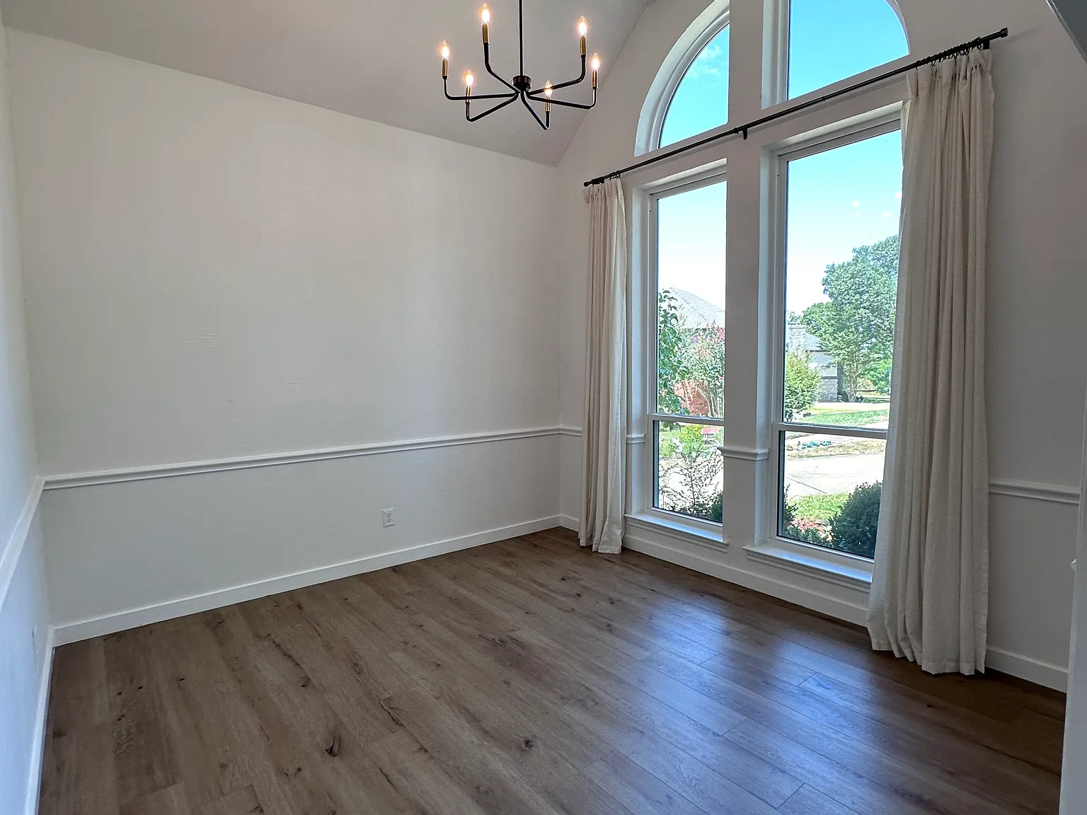 3 bed, 2.5 bath, 2089 sqft, $3,700 — Photo 4