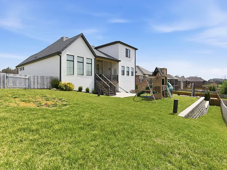 703 S Hickory Dr — Photo 52
