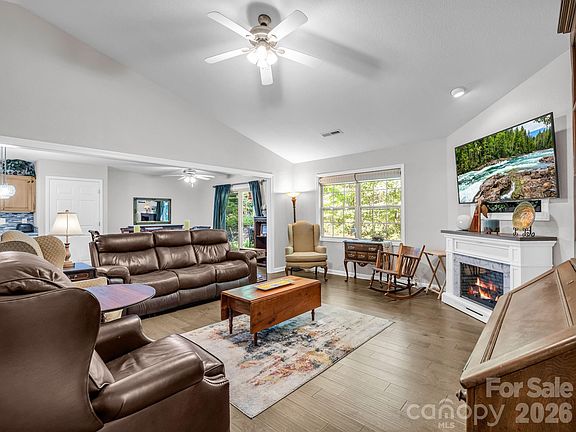 4th image of 141 Dalton Ct