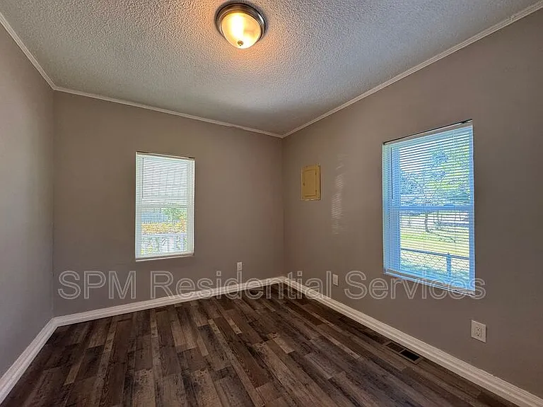 553 Manly Ave — Photo 19