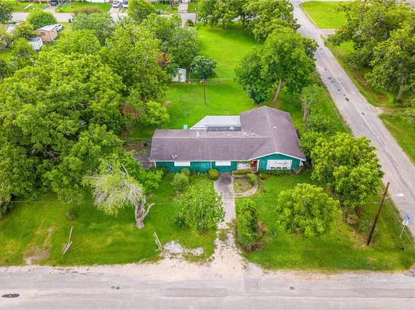 401 Kerr St, Edna, TX 77957