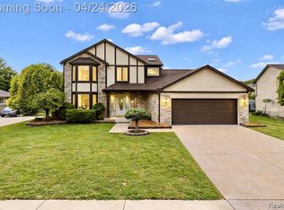 2116 Hidden Trail Dr, Sterling Heights, MI 48314