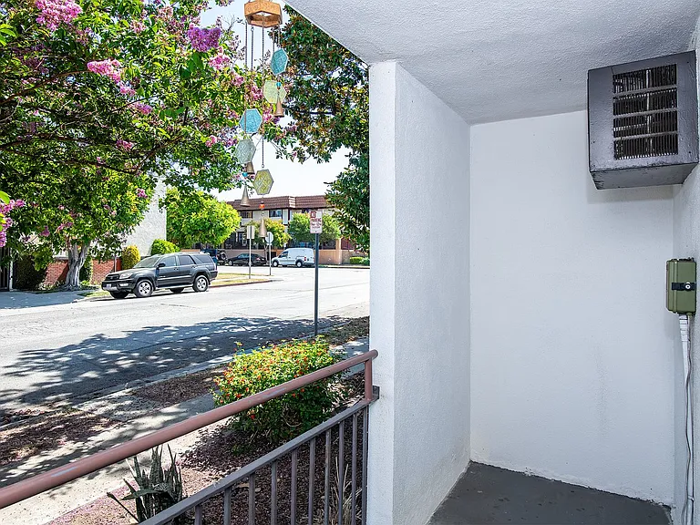1035 Melrose Ave — Photo 8