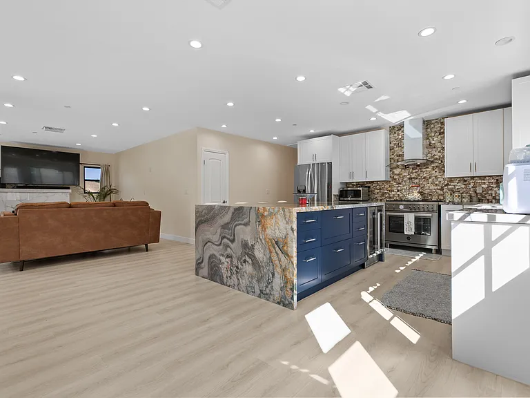 2101 E Glenoaks Blvd — Photo 8