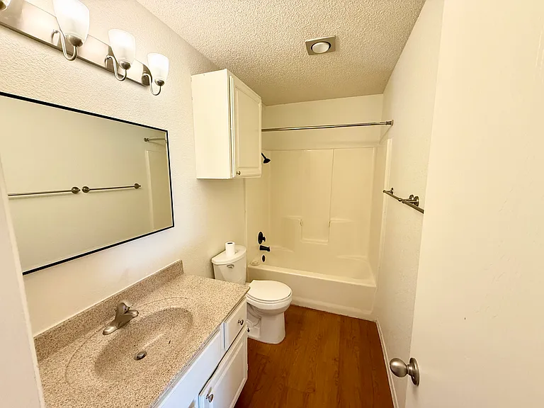 508 Algerita Dr #B — Photo 9