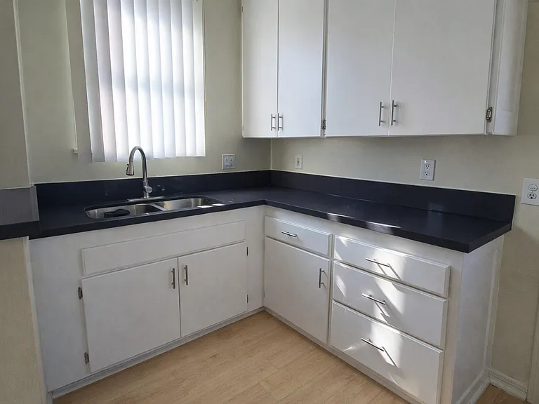 605 Kelton Ave — Photo 45