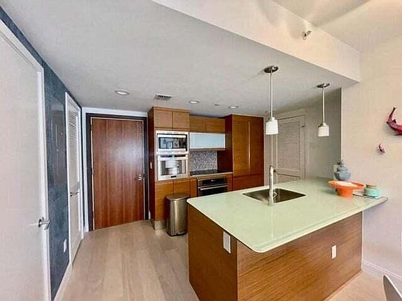 3rd image of 5875 Collins Ave #Cu-1606