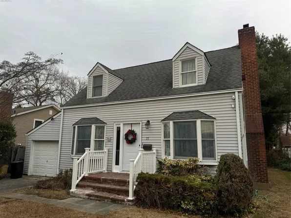 77 Floyd Place, East Norwich, NY 11732