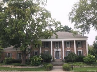 6 Colonial Rd, Grosse Pointe Shores, MI 48236