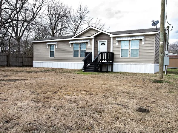 506 Mill St, Ladonia, TX 75449