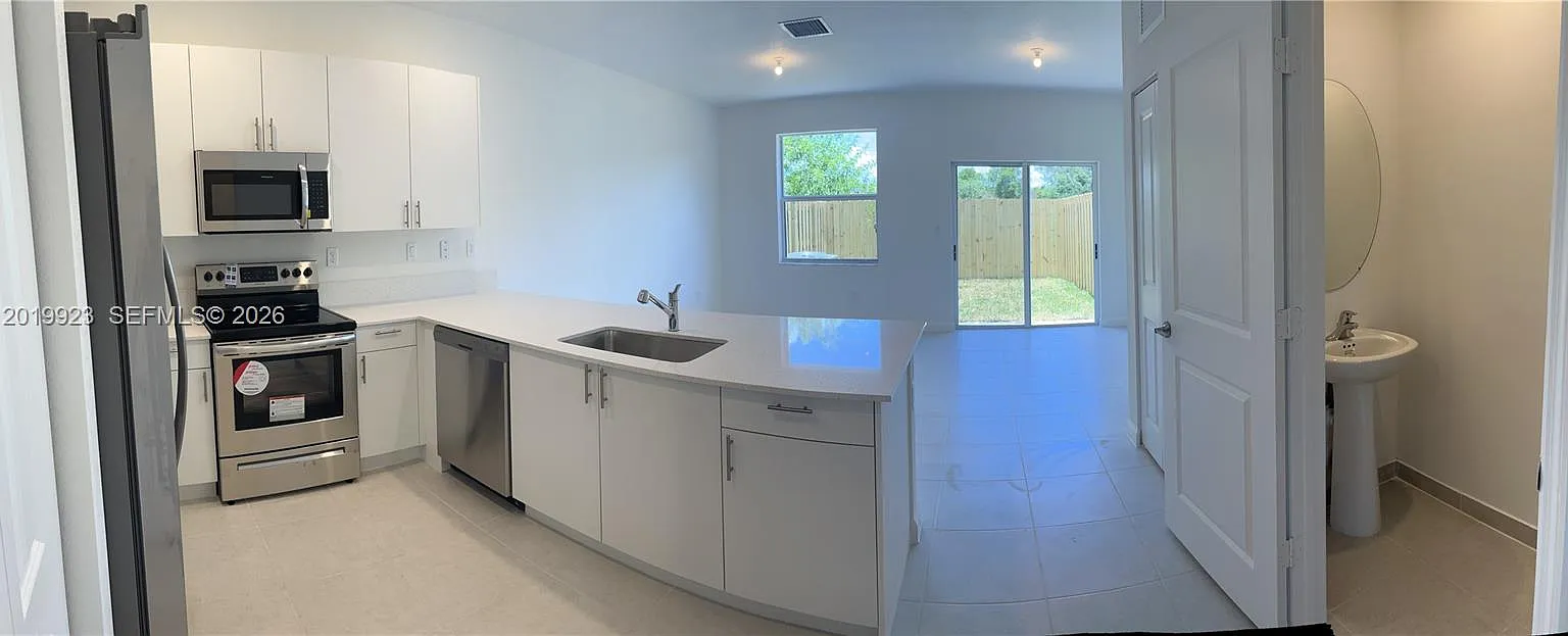 3 bed, 2.5 bath, 1545 sqft, $2,380 — Photo 4
