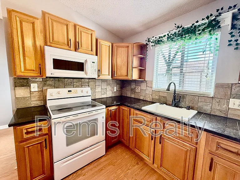 747 Brook St — Photo 9