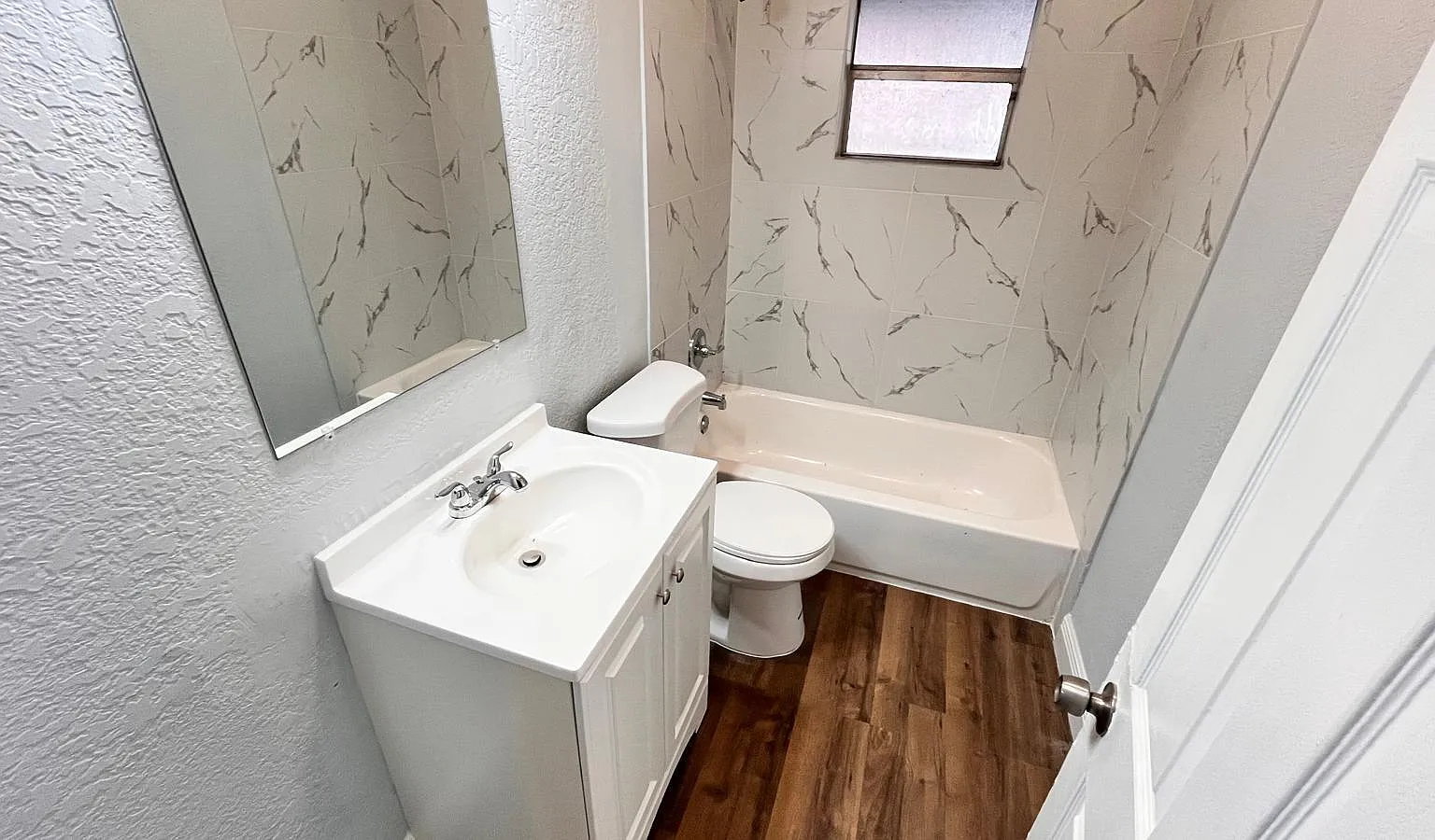 3 bed, 1.0 bath, 1211 sqft, $2,795 — Photo 4