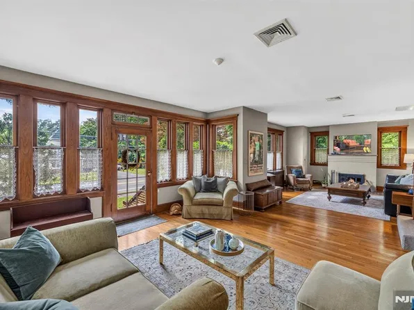 580 Wyckoff Ave, Mahwah, NJ 07430