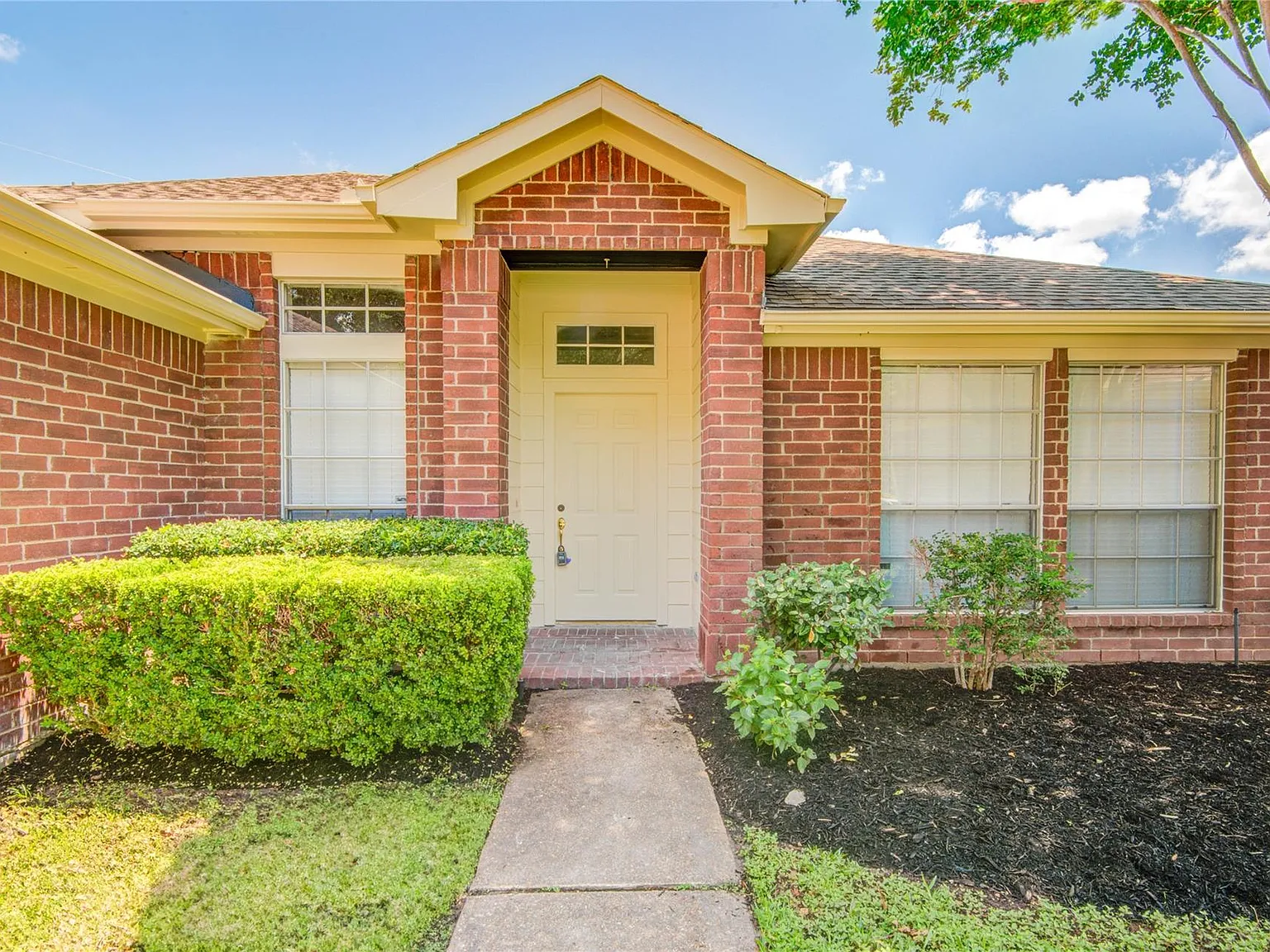 3 bed, 2.0 bath, 2180 sqft, $2,290 — Photo 3