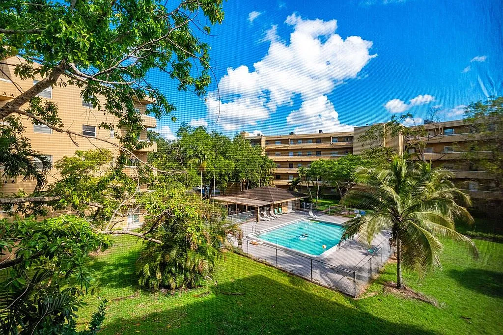 2 bed, 945 sqft, $1,999 — Photo 3