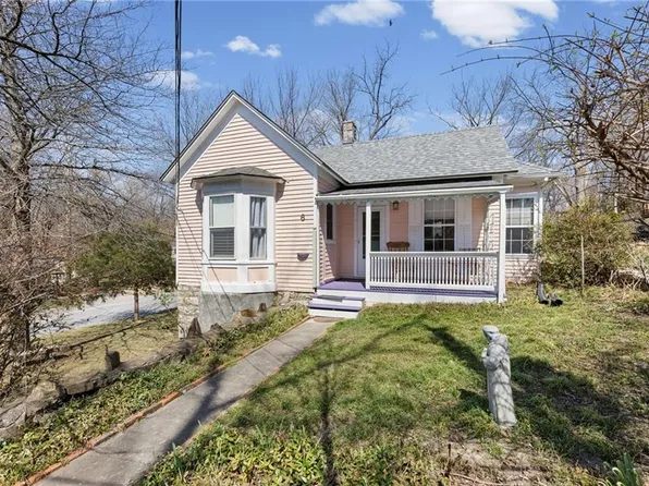 6 W 12th St, Parkville, MO 64152