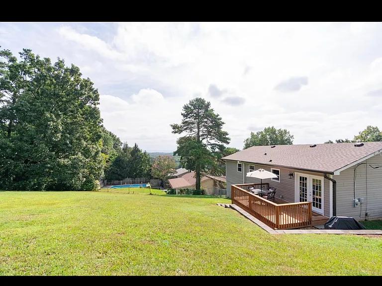 911 Crest Dr — Photo 40