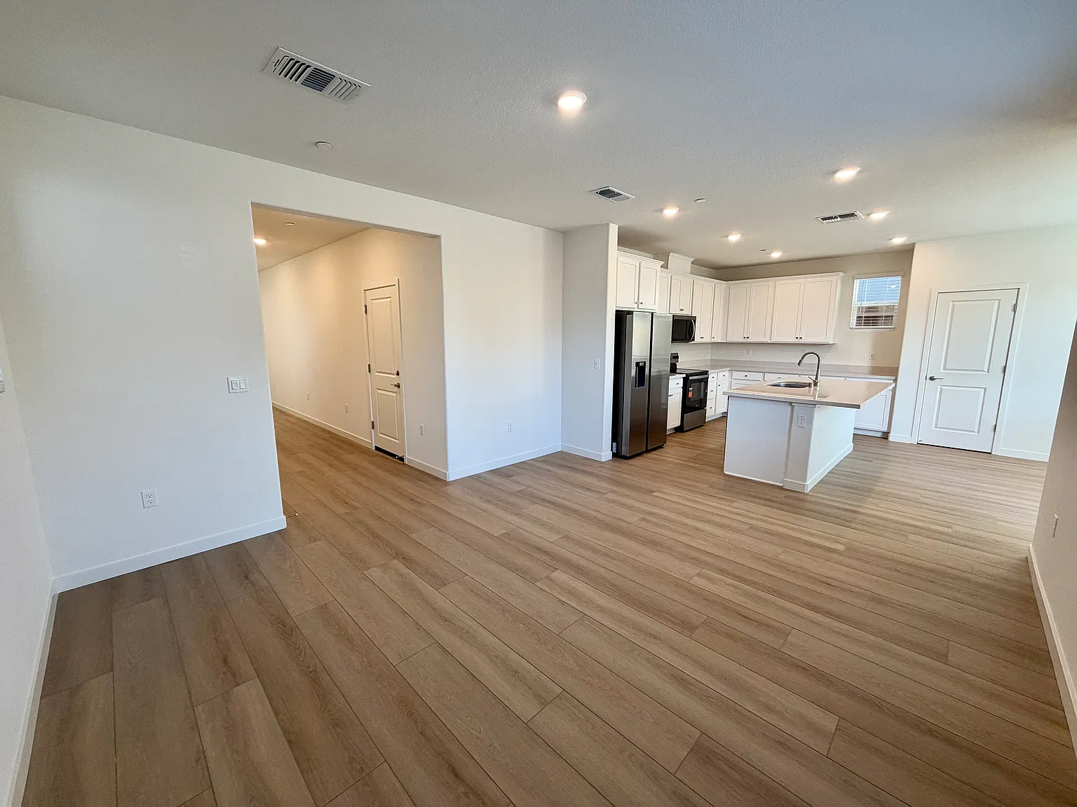 3 bed, 2.5 bath, 1654 sqft, $3,195 — Photo 3