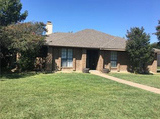 901 Courtland Dr, Mesquite, TX 75150