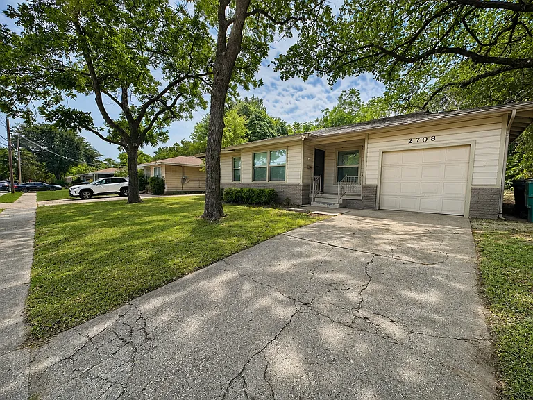 2708 Hunter St — Photo 11
