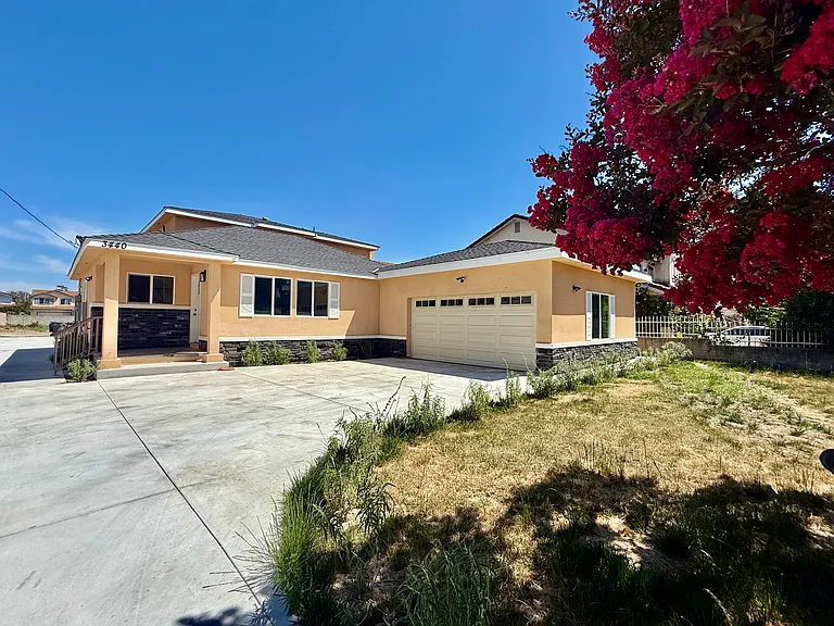 3440 N Vineland Ave — Photo 2