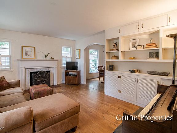 4th image of 1052 Lake Grove Ave SE