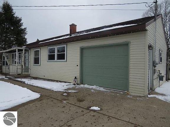 3rd image of 612 Holiday Dr