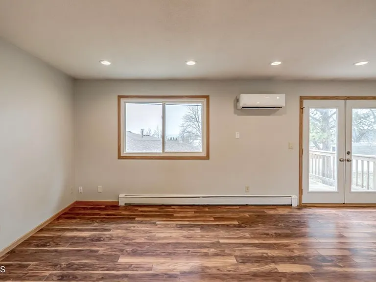 2531 E Avenue A — Photo 5